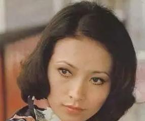 1980年，武打女星徐枫的前夫留下巨债跑路了，徐枫主动找到最大的债主“汤臣集团”