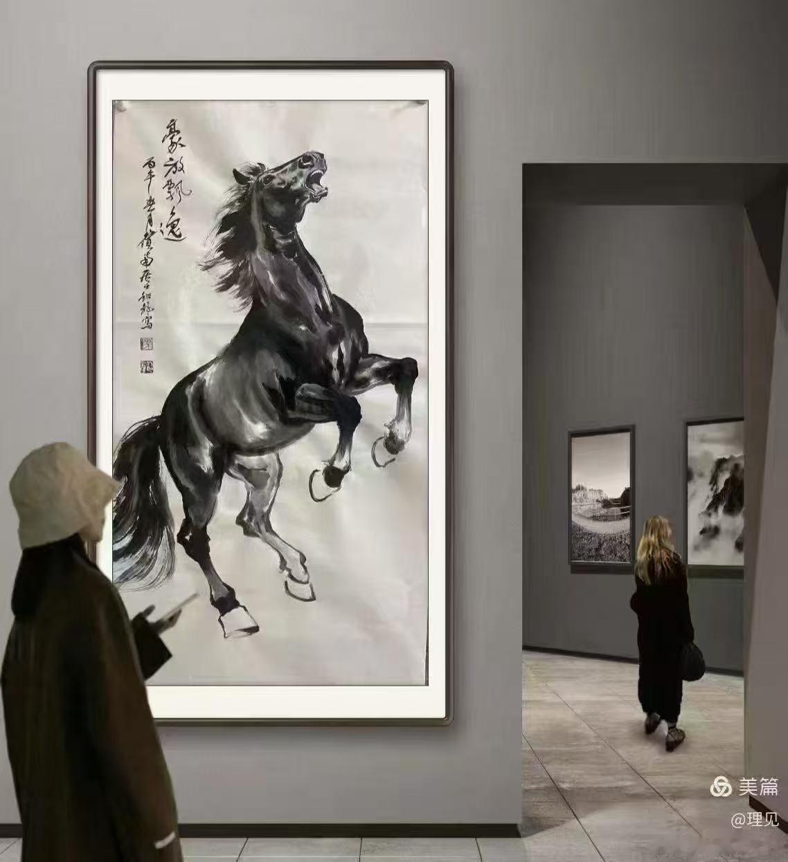 梁超龙绘画作品欣赏（三幅）。梁超龙的这几幅画马，形态各异，栩栩如生，把骏马的神态