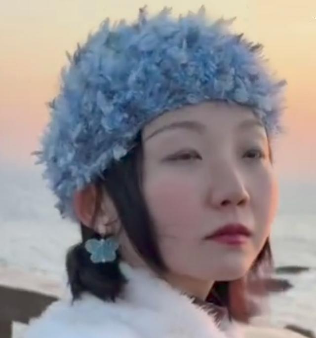 2月20日，演员李嘉琦发布了一则在青岛的日常Vlog。视频记录了她定居青岛的真实