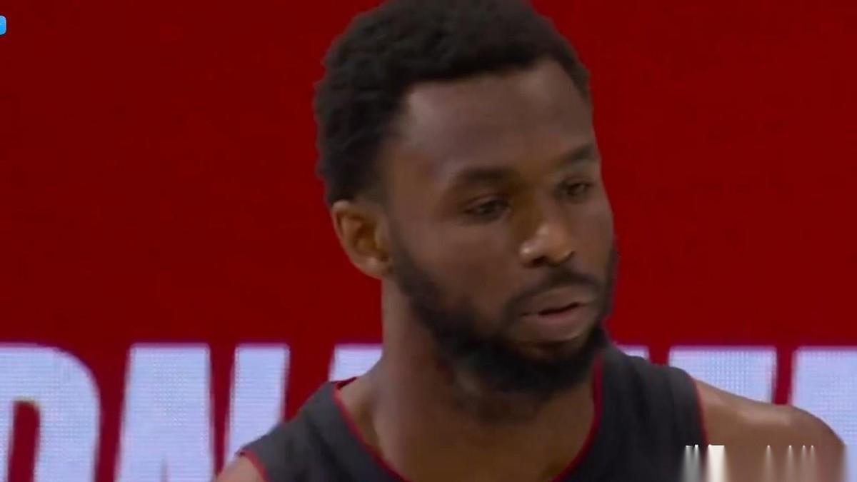 热火掉进了黄蜂队的战术陷阱，他们在犯尼克斯之前犯过的错误。热火客场跟黄蜂队的附加