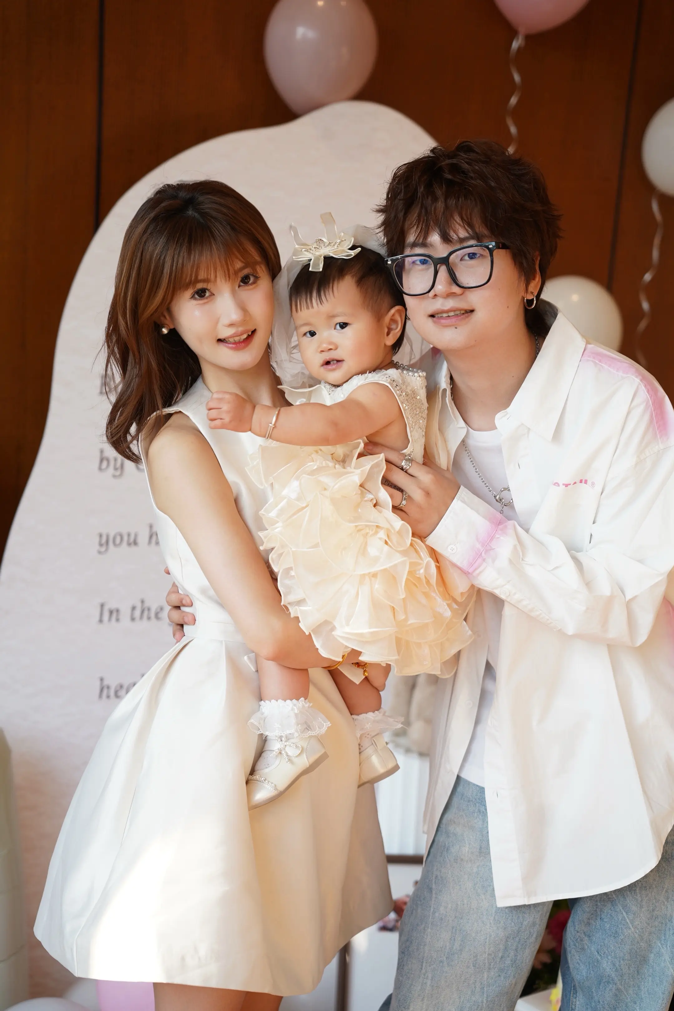 周岁纪念｜是一岁的小孩啦。跟拍照来啦 时间过得好快 去年夏天卷卷才小小...