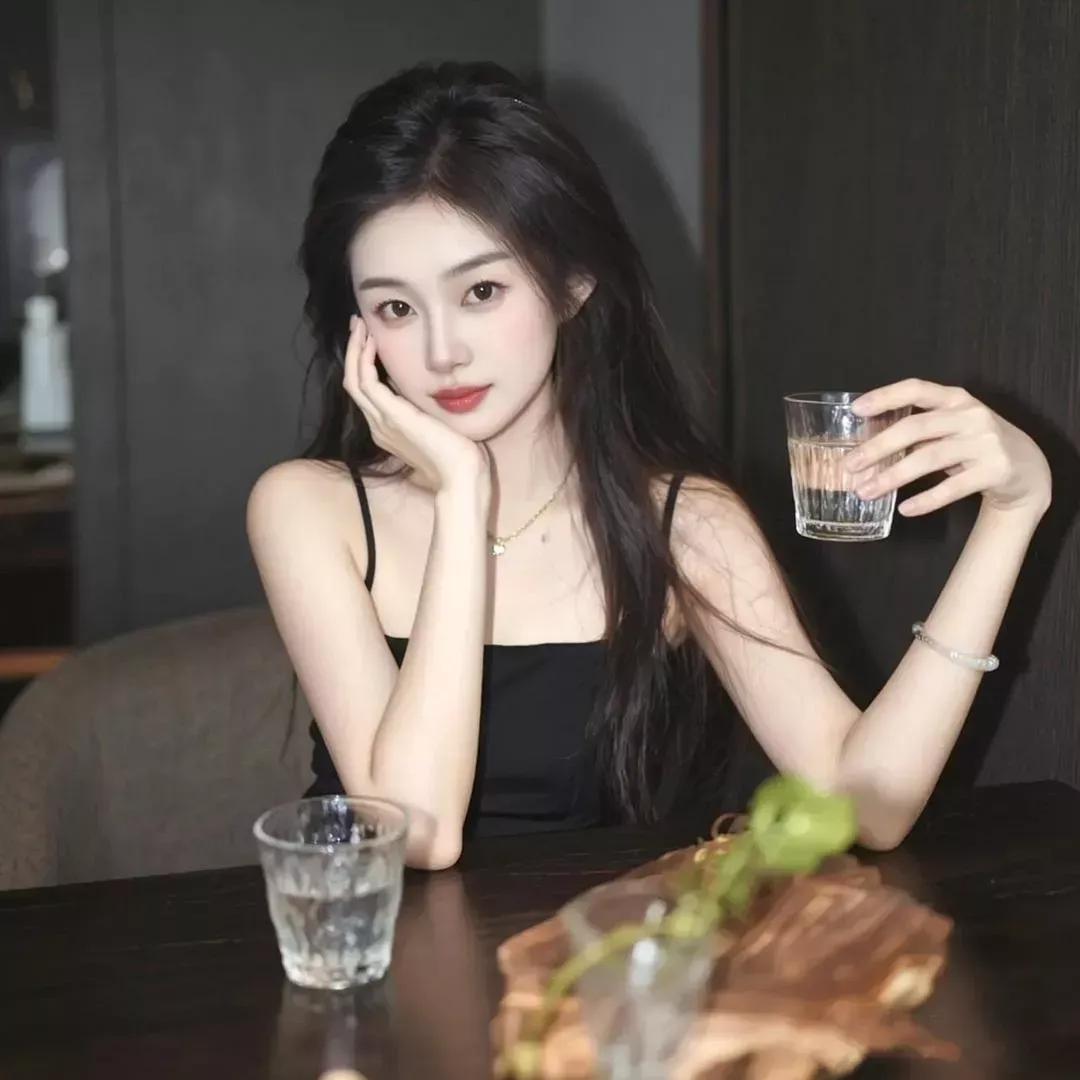 黑衣少女，沉静如水，夜色中的优雅黑裙感美女 黑衣少女自拍 温柔黑裙少女 黑衣女郎