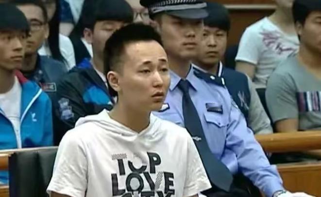 2014年，北京一大二学生刘振智，在睡梦中被几个同学强行拉出宿舍，面对几人的拳打