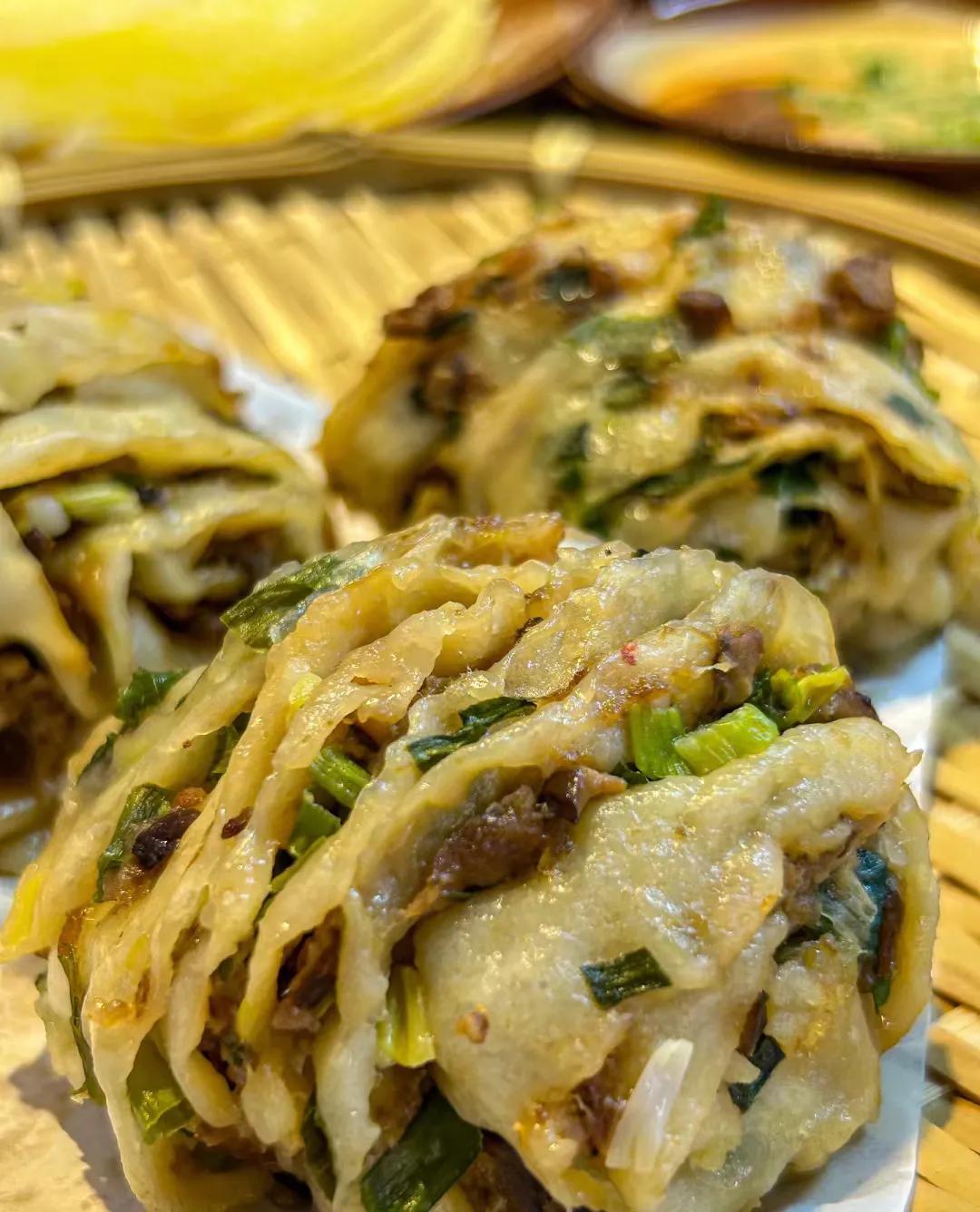 济南超级好吃的肉卷子
小时候的味道呀
我真的馋晕这口肉花卷！
层层的肉好饱满！
