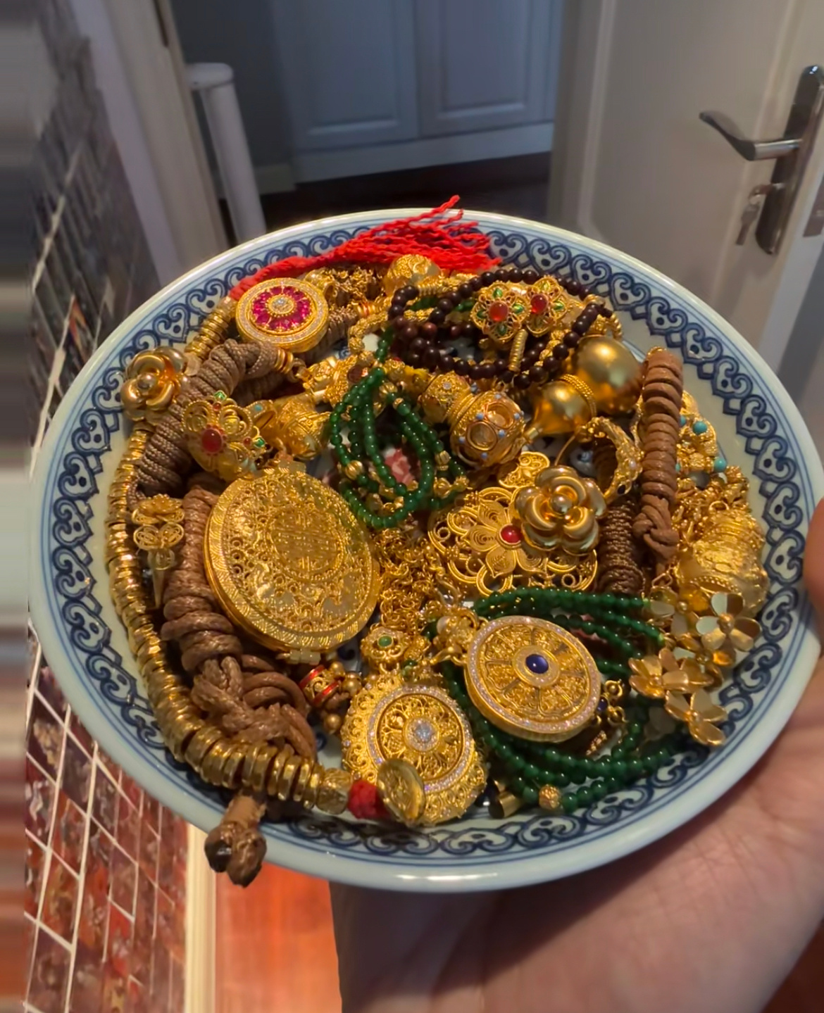 金价波动黄金最近这个黄金价格，一面是投资的两眼一黑，一面是想买金饰的两眼放光。可