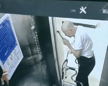 这个老人太恶劣了，大家看看他都干了些什么事！他拿个铁锤故意砸电梯的按钮，破坏公共