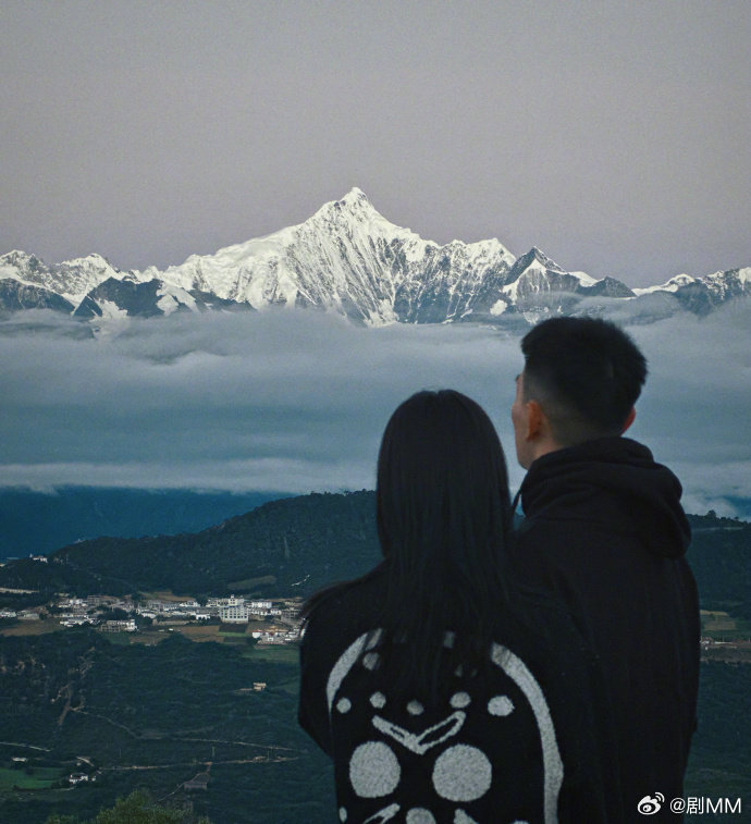 张馨予晒与何捷合照庆结婚七周年张馨予晒合照庆祝与何捷结婚七周年张馨予晒和何捷的合