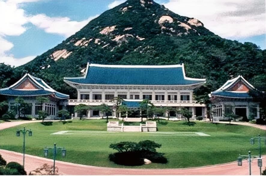 韩国总统为何难有善终
 
纵观韩国政坛，流传已久的“青瓦台魔咒”令人唏嘘。韩国历