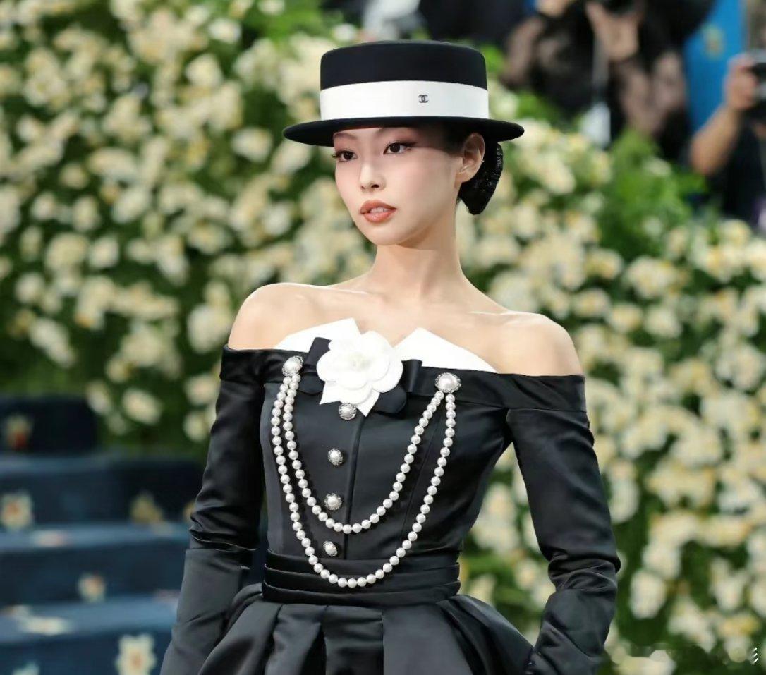 这个欧美风变化好大…Jennie欧美风之前那个很好看的香奈儿造型风格为什么不延续