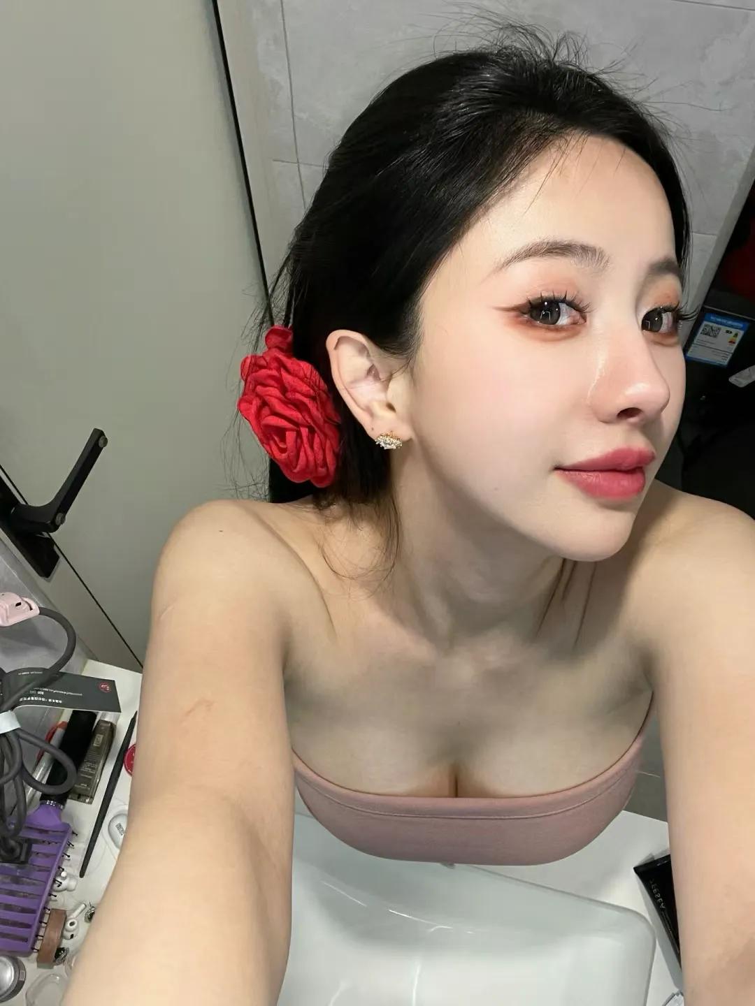 微风与玫瑰🌹同辉#浪漫玫瑰美女#