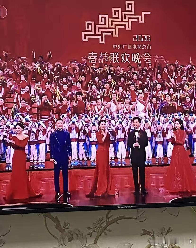 春晚开场主持人一起亮相，红红火火开场戏，不过咋看咋觉得龙洋的镂空红色长裙加上她的