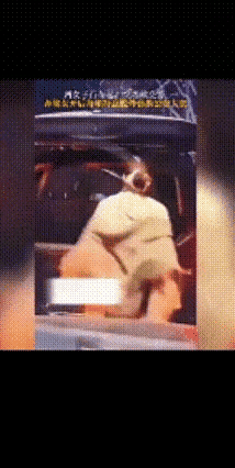 近日，在北京的某条街道上停着一辆奔驰车和一辆大众车，两位年轻的女车主在路边争得面