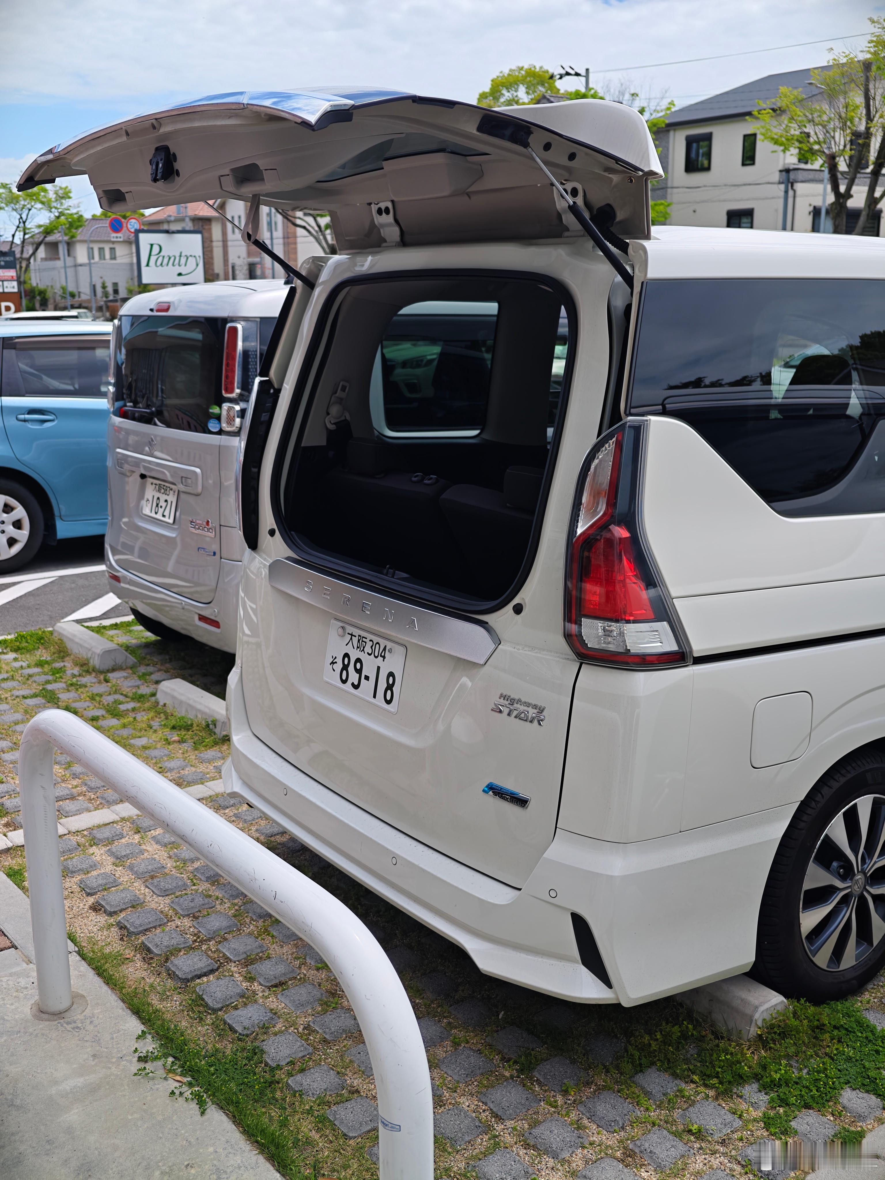 这代日产Serena后挡风玻璃可以独立开启，国产MPV和大六座们都应该借鉴一下。