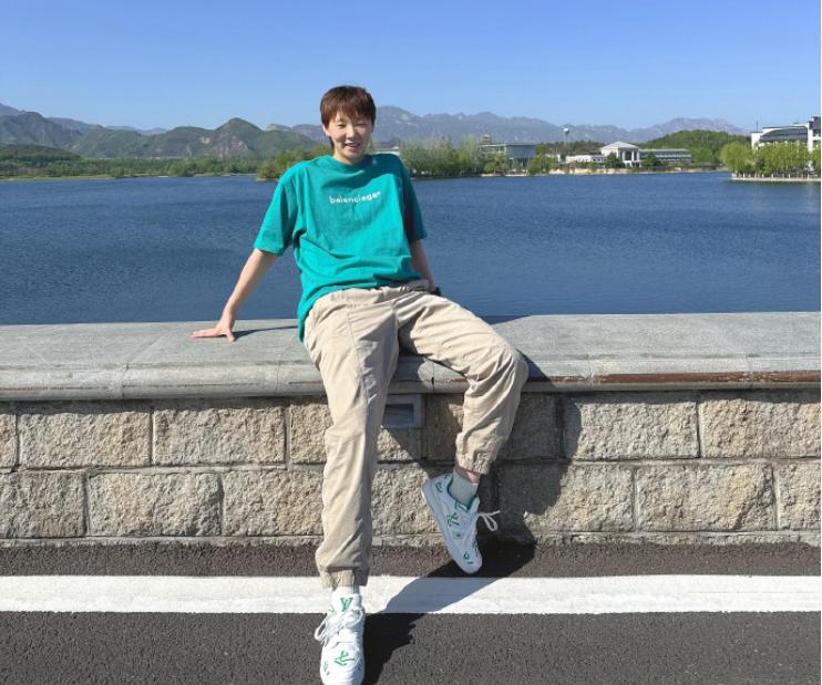 这是王曼昱什么时候拍的照片？
挺悠闲啊！
从这张照片来看，王曼昱确实很高。
王曼