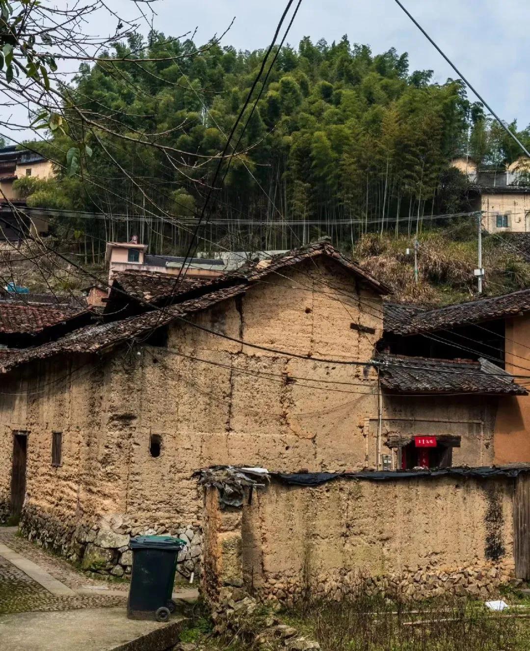 被时光遗弃的古建筑
村庄四周被茂密的竹林环绕着，微风拂过，竹叶沙沙作响，宛如天籁