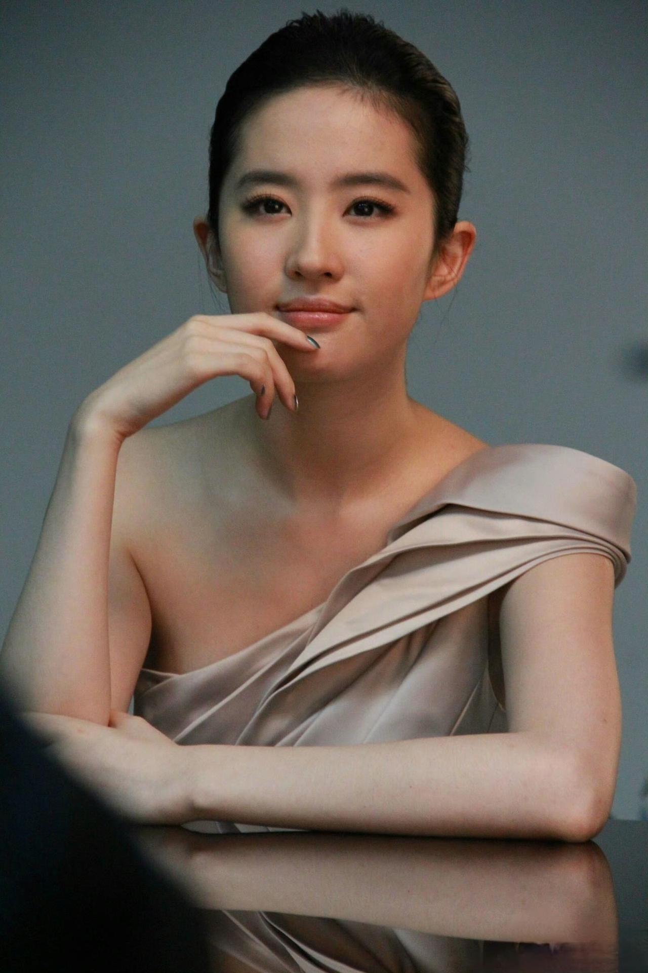 刘亦菲的美，真是数十年如一日，早期的脸和现在没什么区别