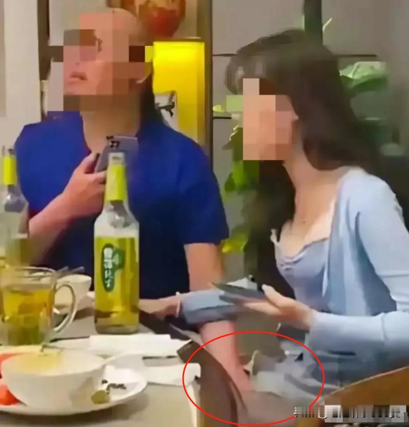 在一场看似平常的聚会上，一位男士直接把手伸进了旁边女士的裙子里，她不仅没生气，反
