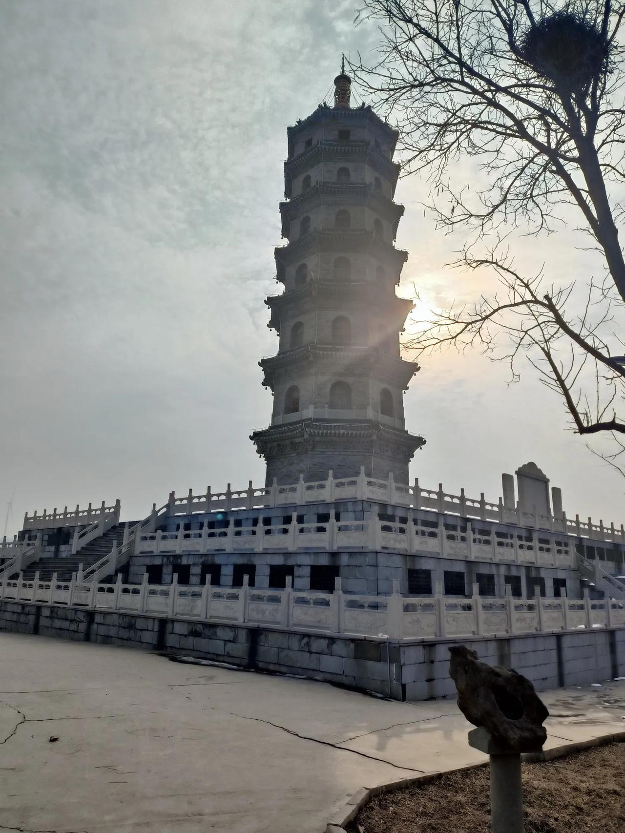 登塔

此塔非凡承圣意，仙风神韵世间叹。
登高远望心无际，壮志豪情涌巨澜。
岁月