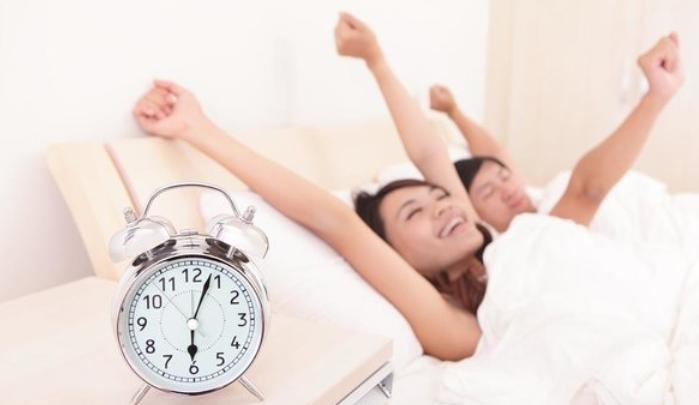 你有多久没有在9:30睡过觉了？深夜的手机屏幕亮起又熄灭，朋友圈的动态刷了一遍又