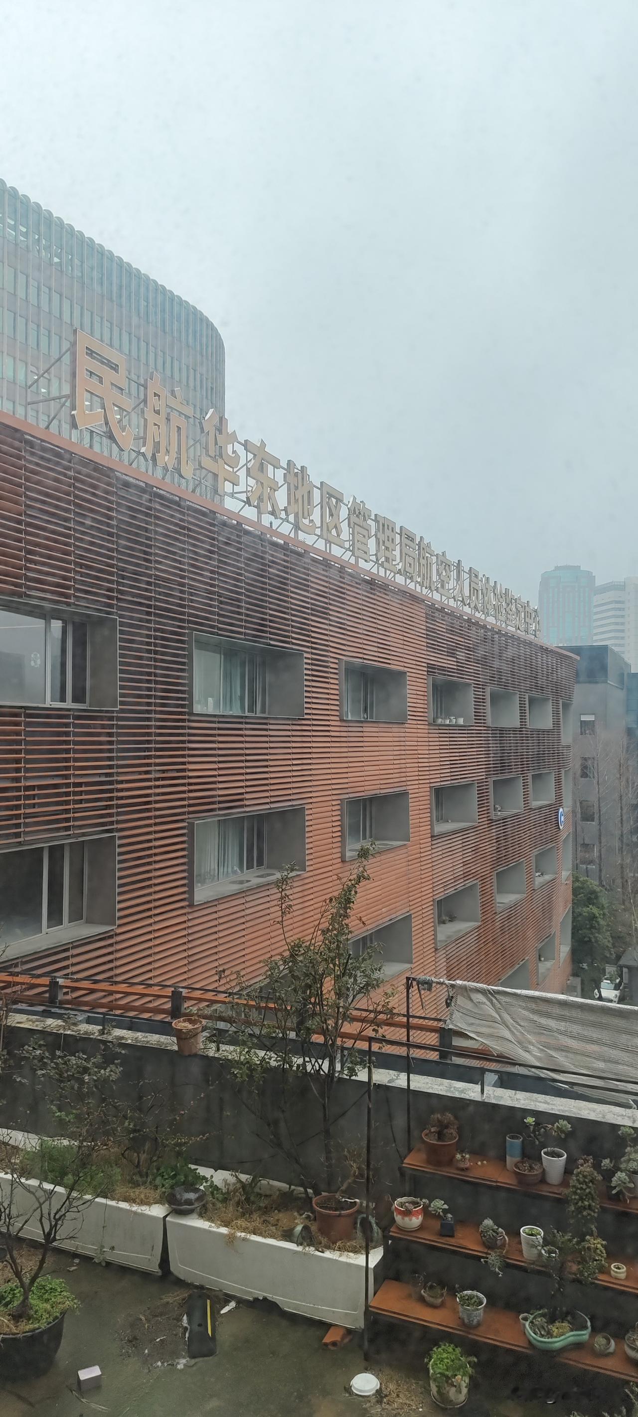 挂号，也可以曲线救国
年纪一大，难免要看医生。小病自然是去小医院，方便，服务也不