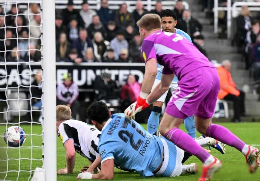 瓜迪奥拉太“不讲武德”了。
曼城成为历史第三支单赛季，联赛杯、足总杯皆淘汰纽卡的