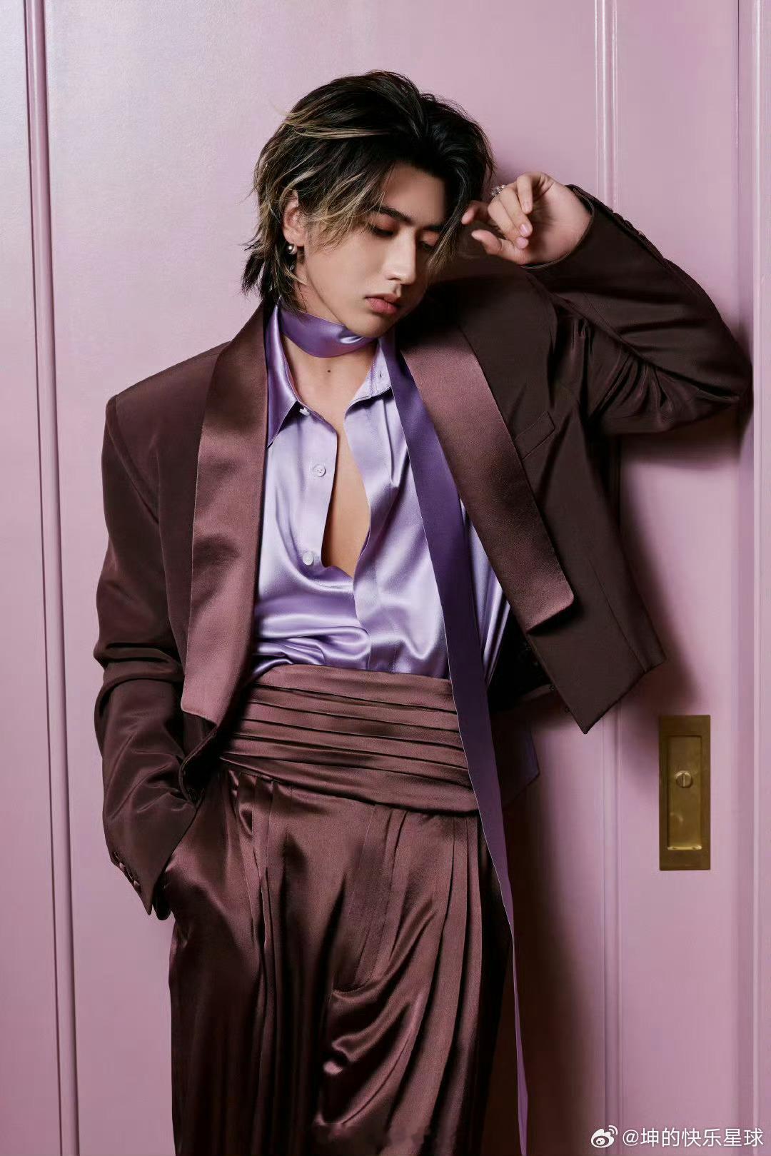 蔡徐坤Vogue主编ins互关格调与实力并存！蔡徐坤Ins携手Vogue，跻身顶