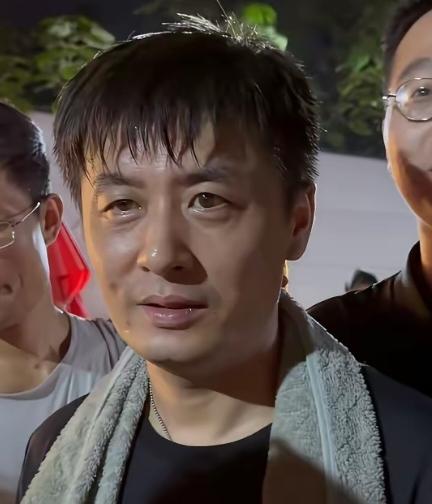 短短几天
感觉陈杰变了
他的眼神里多了几分忧伤，这男人绝对是人间清醒，一般人根本
