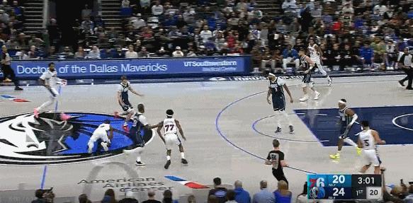 状元之威！弗拉格上演滑翔劈扣！
在今天NBA常规赛独行侠对阵费城的第一节比赛中，