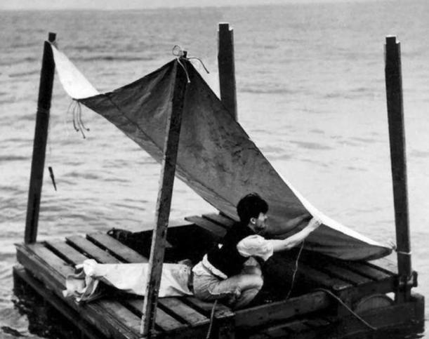 1942年，一名24岁中国小伙意外坠入北大西洋，没有食物没有淡水，他靠生吃海鱼、