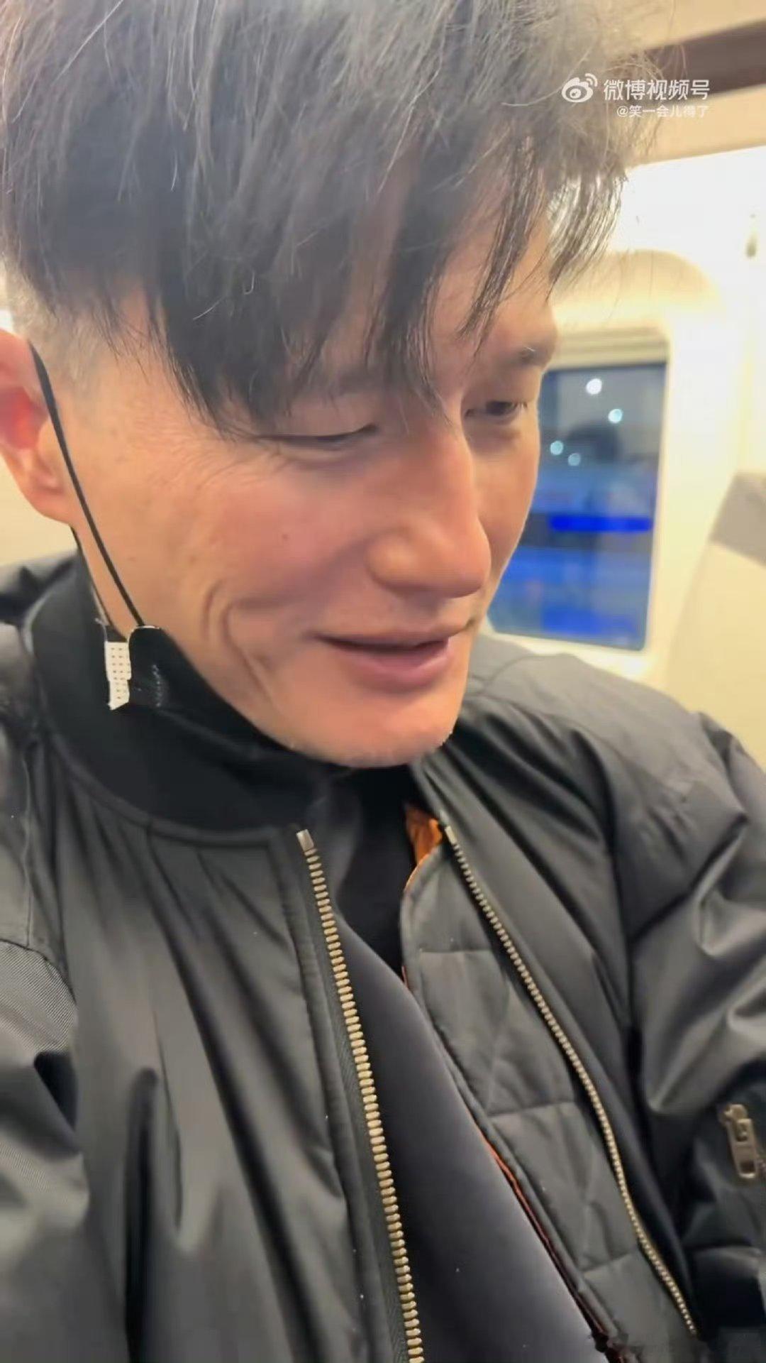 尹子维跟徐冬冬官宣后状态 尹子维徐冬冬甜度拉满！坐一起还刷婚纱照，冬冬不吃饭他闹