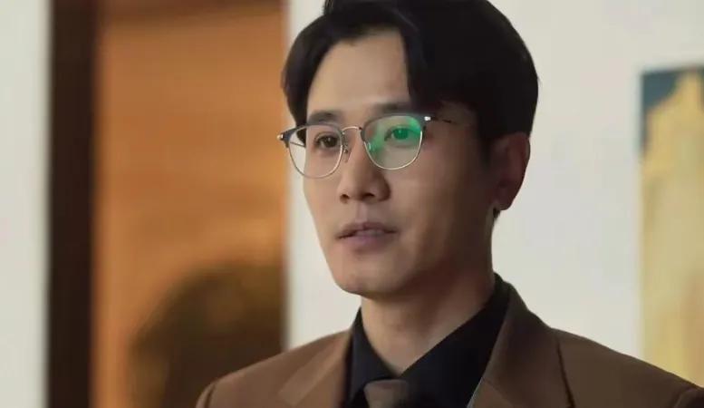 彭冠英
在玫瑰的故事里
他是庄国栋
在但愿人长久里
他是周台生
明星果然是明星
