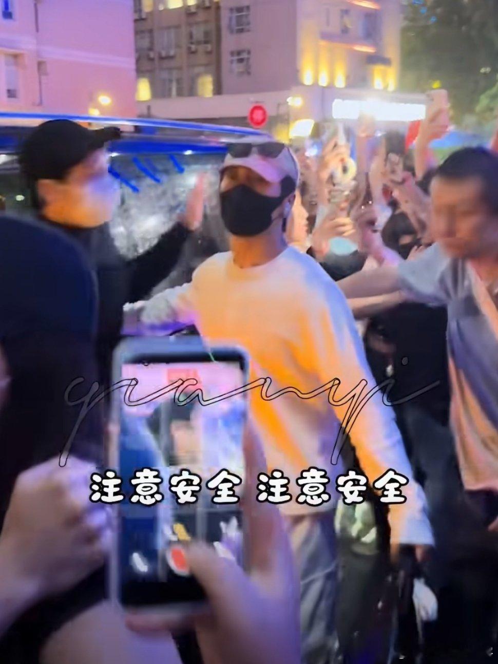 井柏然被堵酒店井柏然，要不公开结婚证吧，不然你阻止不了这样的狂热！ ​​​
