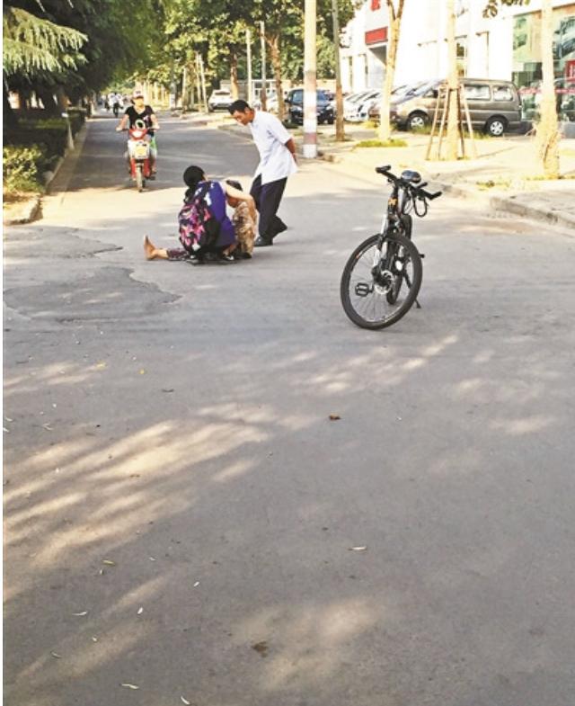 湖南，大三女学生扶一位摔倒老人，不仅将老人送至医院，还垫付了2000元的医药费。