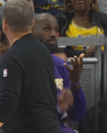 雷迪克对詹姆斯父子的方向喊：换人，詹姆斯上！老詹：Bron还是bronny？雷迪