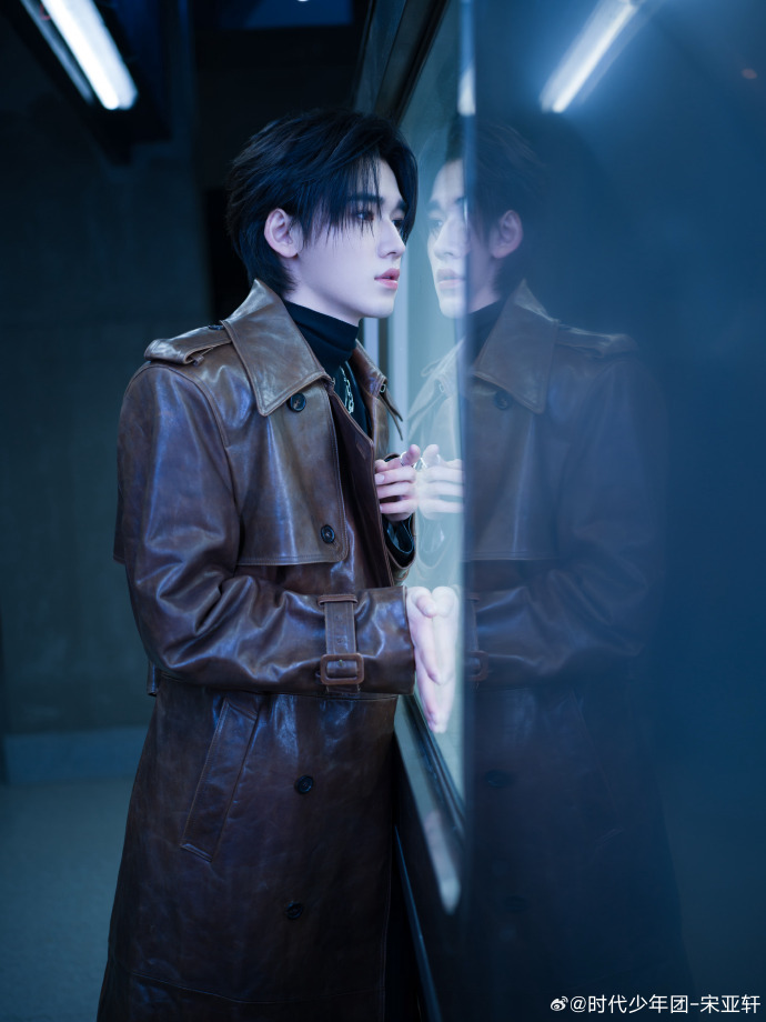 宋亚轩21岁的最后一天祝大家元宵快乐宋亚轩复古电话亭大片 21岁的最后一天，宋亚