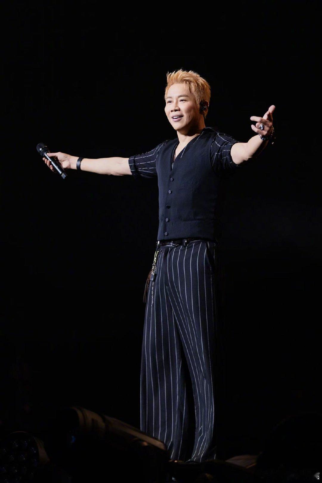 陶喆边走漏风声边撤回 陶喆，你在演唱会上给我们带来了这么多惊喜，“漏风”又撤回的