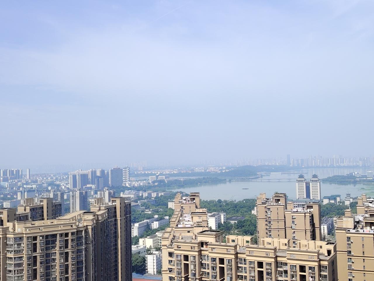 我认为怀念。
因为一是没有手机的年代人与人之间的交流依赖于面对面的相见，书信或座