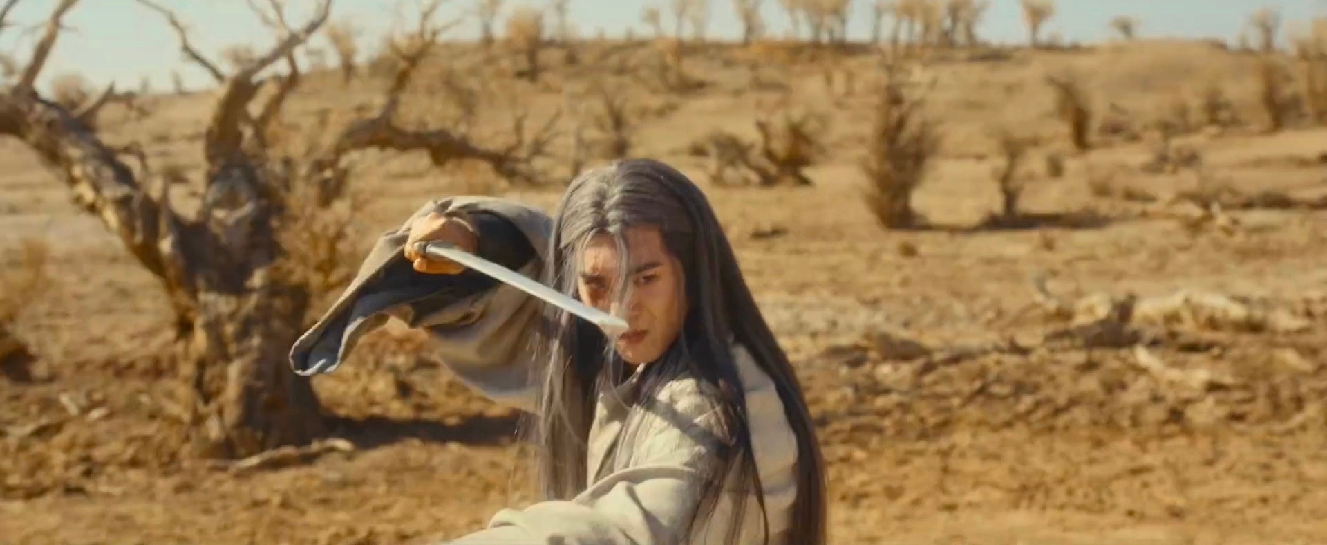 于适镖人灰白长发镜头超酷于适镖人灰白长发