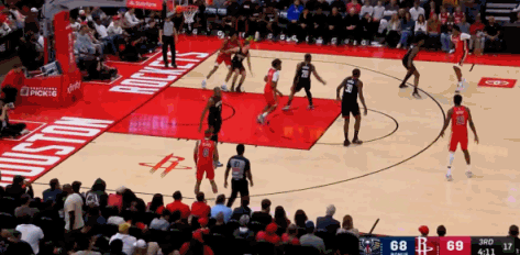 死神降临！杜兰特单手劈扣打停鹈鹕！
在今天NBA常规赛火箭对阵鹈鹕的第三节比赛中