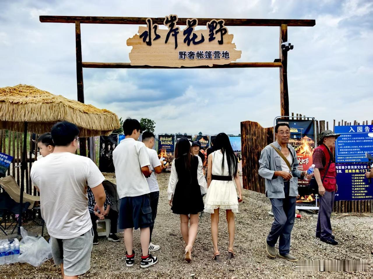 昭通甘河水库花海遇苗族妹妹一见如故，盛装赴一场夏日浪漫。
图文原创：七叶红枫
组