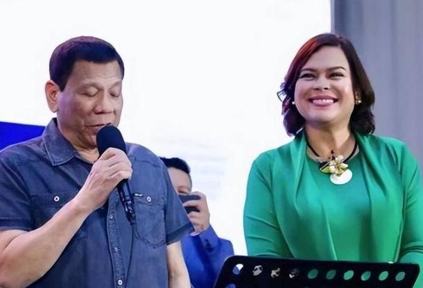 81岁的老杜被关在海牙监狱，女儿莎拉杀到国际法庭门口要人，手里还捏着老杜的“政治