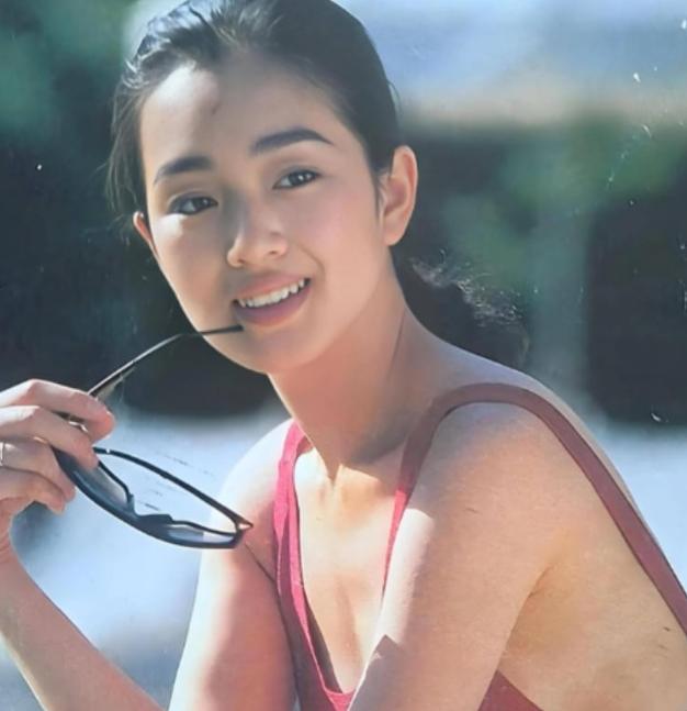 1996年，巩俐嫁给新加坡烟草大王黄和祥。那时31岁的巩俐初婚，满心期待与对方白