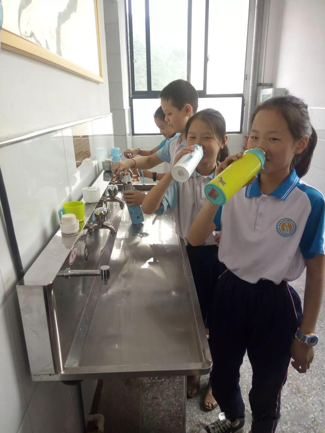 有人在网上留言问：学生喝的水，费用算不算办学经费？如果不算，学生不自己付，谁来付