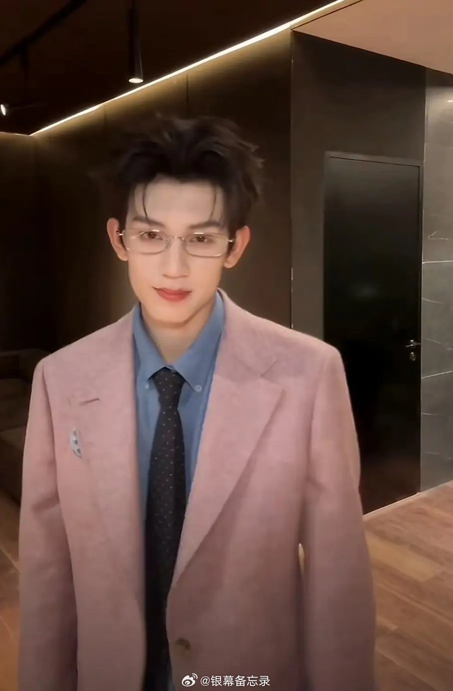 到底谁在吹他的颜值？感觉不是很美妙呢。。。 