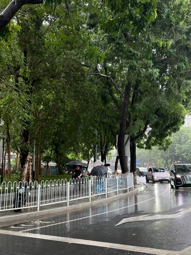 下雨，给老二初中报道。 