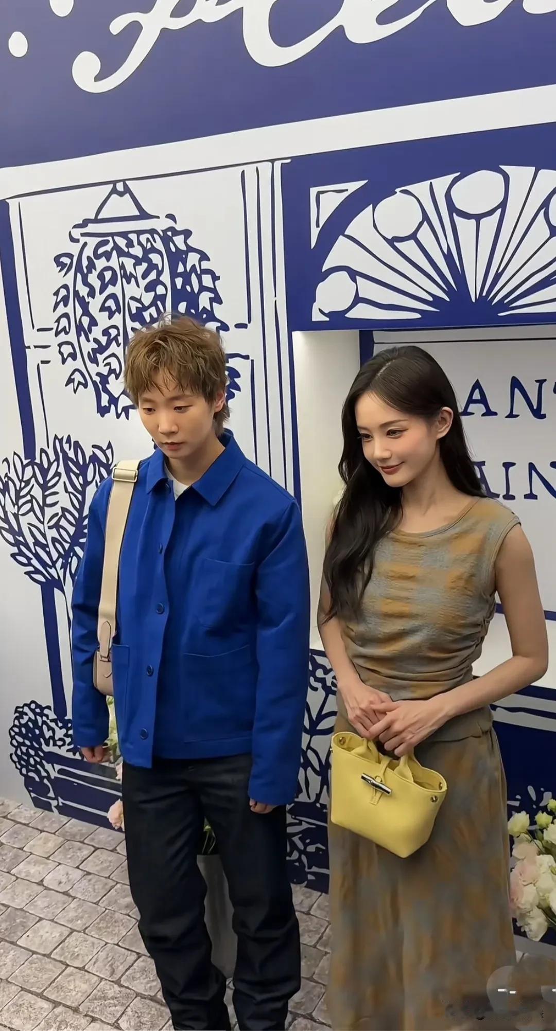王曼昱和李一桐参加时尚活动，一个酷飒，一个美艳，各有风采！
王曼昱开辟了自己的新