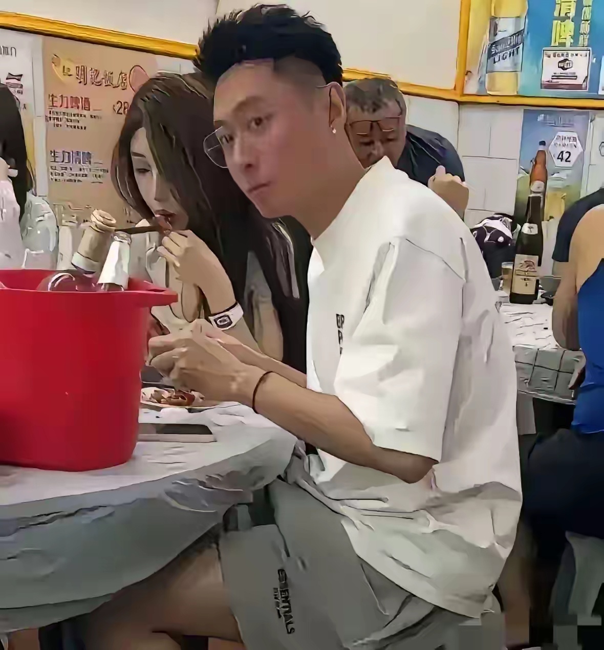 张嘉倪前夫买超这眼光[允悲][允悲]无法评价，看着像猥琐男，帮新女友剥虾，男人爱
