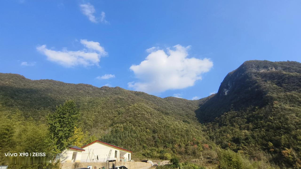 #分享一张你最近随手拍的照片吧#今天来到襄阳南漳县肖堰镇的观音岩村，蓝天，白云，