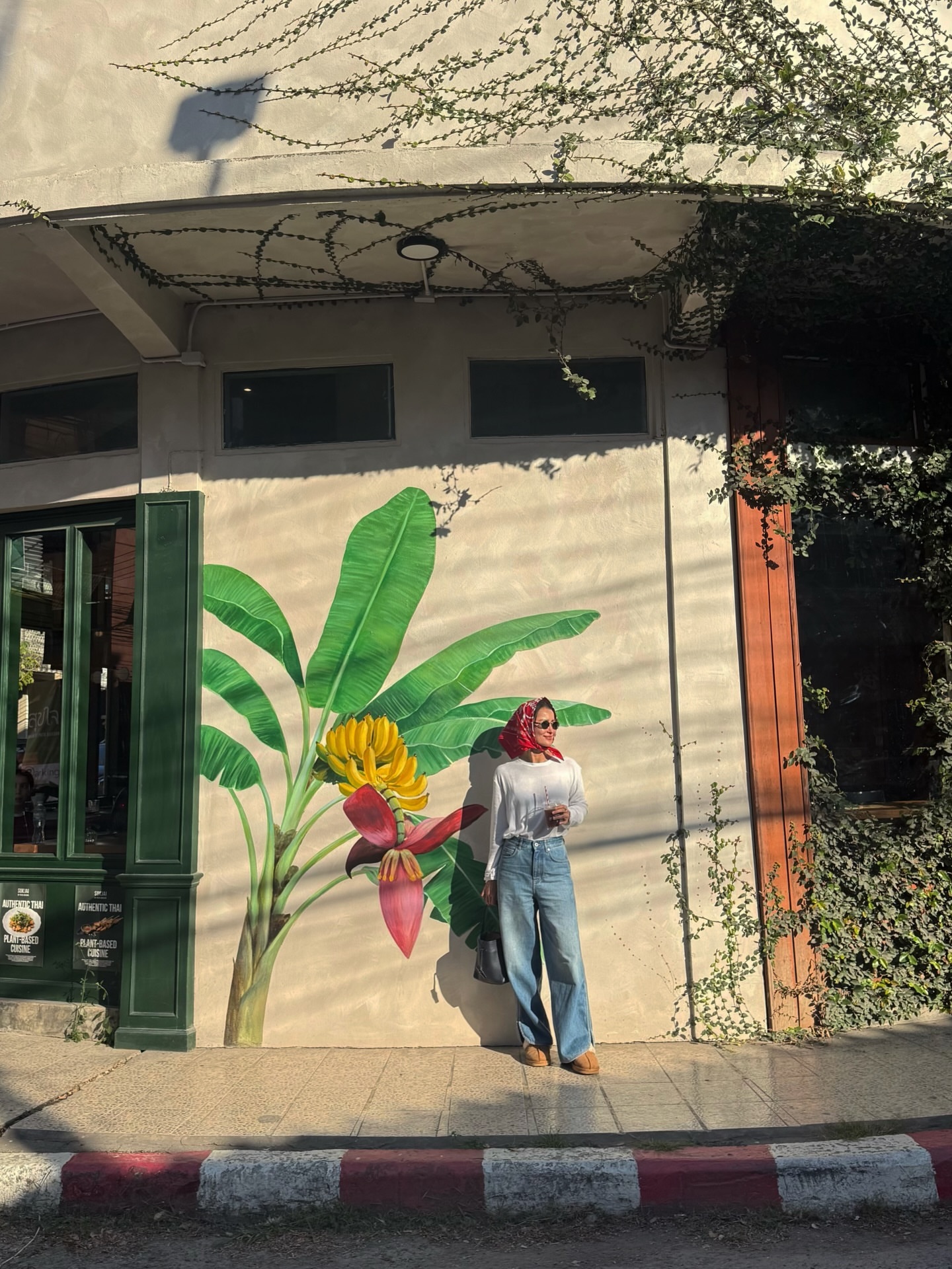 AnneThongprasom 这三张也太好看了，很氧气感，感觉阳光都是金色的，