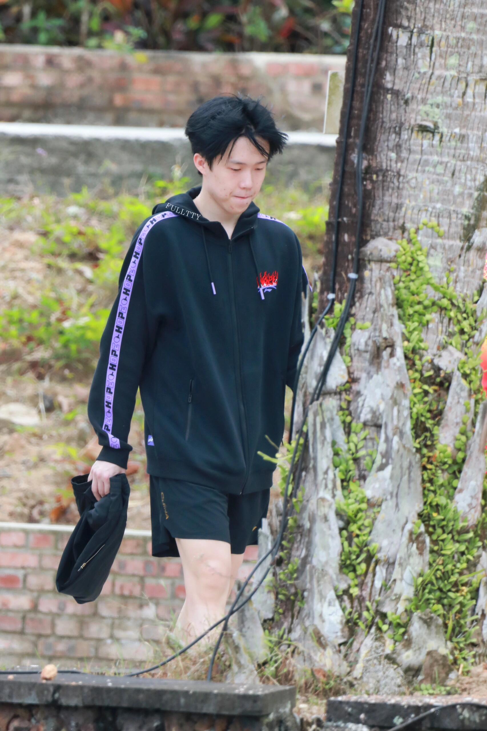 01.08 耶耶下训，这件衣服他穿的是真好看 